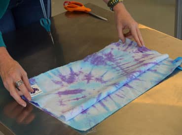 tie-dye aprons | www.smallhandsbigart.com