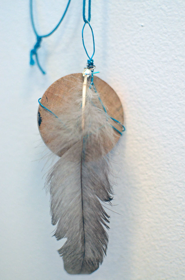 Wood, wire & feather necklace // www.smallhandsbigart.com